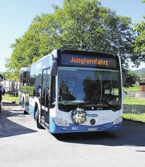 KILCHBERGER Mittwoch, 14. September 2016 AKTUELL 5 VBZ-Direktor Guido Schoch und Gemeinderätin Tina Neuenschwander weihen den neuen Ortsbus mit Kilchberger Wappen ein.