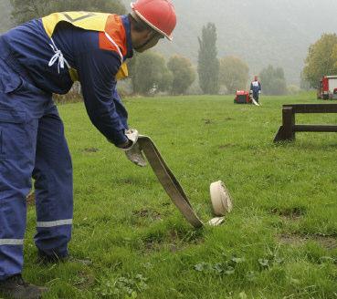 ..... kuppelt der Wassertrupp das CM- Strahlrohr an.