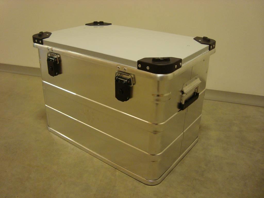 3.4.2 Aluminiumbox 76 Liter Beschreibung: Materialstärke 1,0 mm. Verstärkte Randprofile. Hohe Stabilität. Geringes Eigengewicht. Sichere und platzsparende Lagerung durch vier Stapelecken möglich.