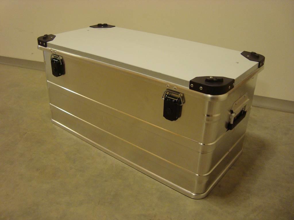 3.4.3 Aluminiumbox 91 Liter Beschreibung: Materialstärke 1,0 mm. Verstärkte Randprofile. Hohe Stabilität. Geringes Eigengewicht. Sichere und platzsparende Lagerung durch vier Stapelecken möglich.