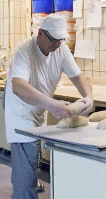 Beispiel: Bäcker/in Arbeit nach Rezeptur Backen Ofenarbeit Roh- und Teigmassen herstellen und verarbeiten Teig herstellen Weitere Anforderungen Arbeitsvorbereitung Belehrung nach