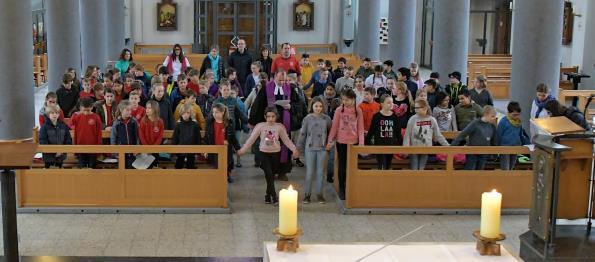 Katholischen Gemeinde in St. Barbara stattfinden. Die monatlichen Gottesdienste, die wir in der Kirche zelebrieren, begleiten uns den ganzen Schulalltag hindurch.