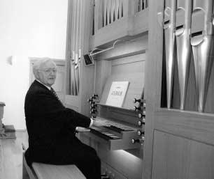 Am Abend saß Prof. Komma aus Reutlingen, ein früherer Hochschullehrer von P. Paulus, selber an der neuen Orgel und gab ein Konzert. Am nächsten Tag übernahm P.