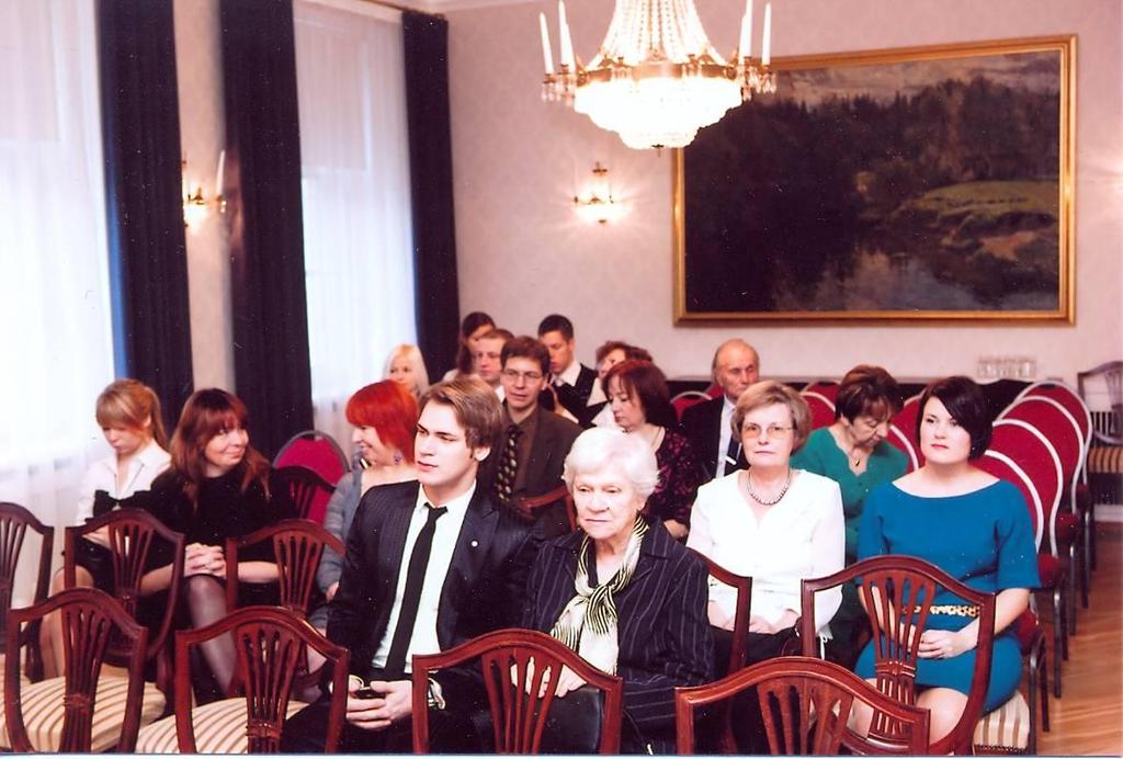 9 Aino Suviste on endine koolidirektor ning eesti keele ja kirjanduse õpetaja. Ettevõtliku ja ennast teostava inimesena võttis ta kohe 1996.