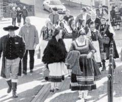 Oktober 2009 Mehr als 200 Besucher des Breidenbacher Bürgerhauses haben am Nachmittag des dritten Sonntags im Oktober die traditionelle Bekleidung des Untergerichts im Breidenbacher Grund näher in