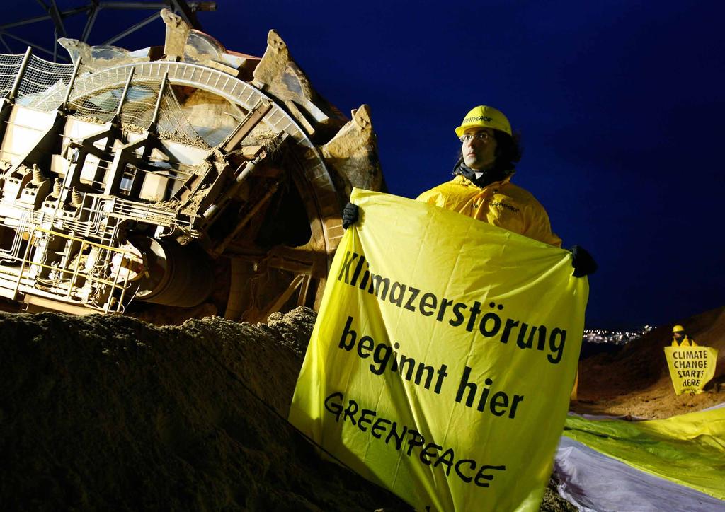 Greenpeace-Aktivisten demonstrieren im Dezember 2008 im Tagebau Jänschwalde gegen die weitere Nutzung der klimafeindlichen Braunkohle.