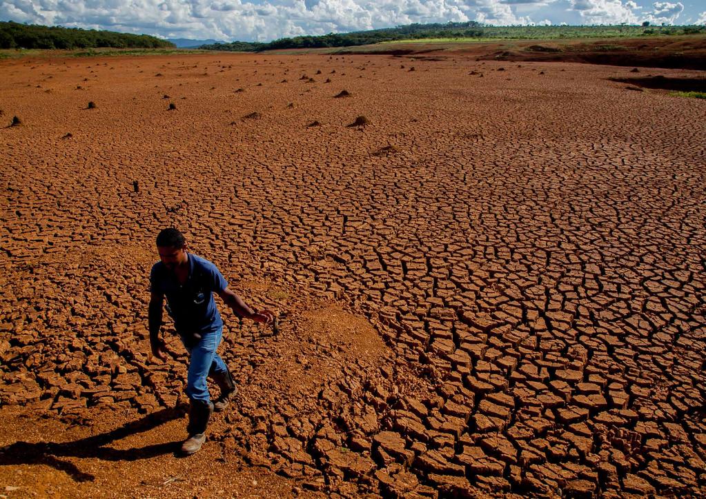 Dürre in Maharashtra im Osten Indiens 2016 soweit die Dorfbewohner sich erinnern können, war der Teich zuvor nie völlig ausgetrocknet.