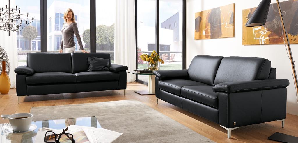 Klassisch-modernes Sofa- und Anreihprogramm mit immer neuen Gestaltungsmöglichkeiten. Form und Design passen sich flexibel den gehobenen Ansprüchen an ein Polstermöbel an.