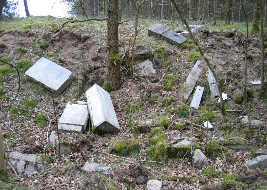 Ein ganz besonderer Fund war der Grabstein der Urgroßeltern von Thomas Schacht, Carl Schacht und Hulda Schacht, geb. Rütz. Der Stein wurde bereits 1975 abgekippt gefunden (siehe Seite 9).