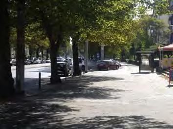 Im Bereich der Einmündung der Hugo-Luther-Straße wird häufig neben der Bushaltestelle Helenenstraße auf dem Fußweg geparkt.