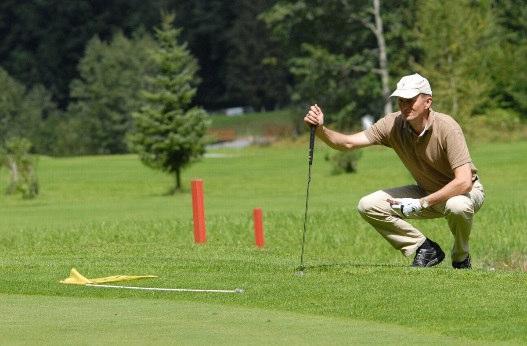 Mitglieder und Gäste tragen Sorge zum Platz und halten die Golf-Etikette ein!