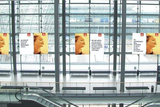 Fensterbanner CCL Glasklare Werbung! Nutzen Sie die großen Fensterflächen im Congress Center Leipzig, um Ihre Kunden von Ihnen zu überzeugen.