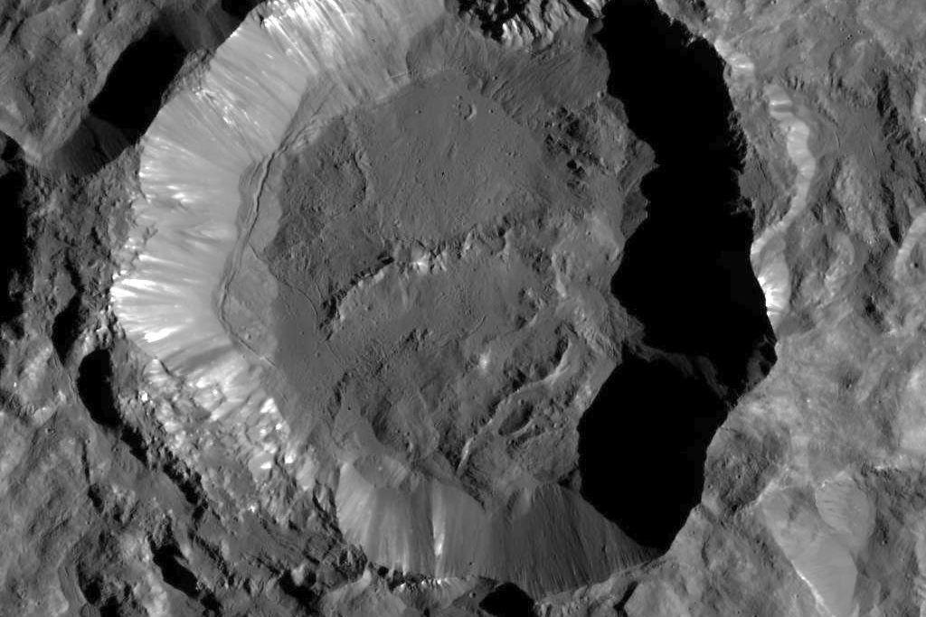 und Rissen. (Quelle: täglich NASA/JPL-Caltech/UCLA/MPS/DLR/IDA). aktuellen News Hangrutschungen im Krater: Dieser bisher unbenannte Krater auf dem Zwergplaneten Ceres wurde am 23.