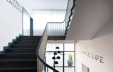 > Standardflächenausstattung > Raumhöhe Büros: 2,70 m > Bodenbeläge: Teppichboden in Office-Qualität oder Laminat > Fenster:
