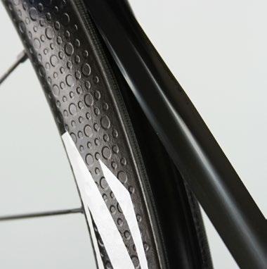 Austausch des Tubeless-Felgenbands Es wird empfohlen, die Wartung Ihrer Zipp -Laufräder von einem qualifizierten Fahrradmechaniker durchführen zu lassen.
