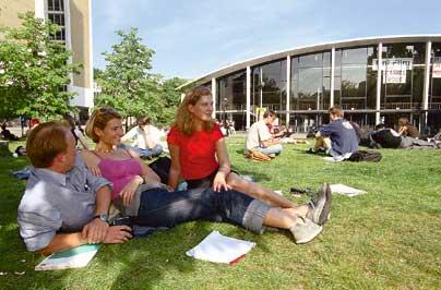 Studenten (auf dem Hamburger Campus):»Studiengebühren dürfen nicht abschrecken«chen wir eine Verlagerung hin zu den Natur-, den Ingenieur-, den Erziehungswissenschaften sowie der Medizin.