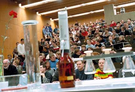 Chemievorlesung (in Tübingen):»Zum Druckausgleich bitte den Mund öffnen«foto: ANTONIO BELLO / THEMA Vertreter des Fachs derzeit überall öffentlich blitzen, krachen, stinken und in den kräftigsten