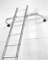 Ebenso lässt sich die Sicherheit gegen Abrutschen des Leiterkopfes durch eine Wandabstützung, die auch als Werkzeugablage ausgebildet sein kann, erhöhen (Bild 10).
