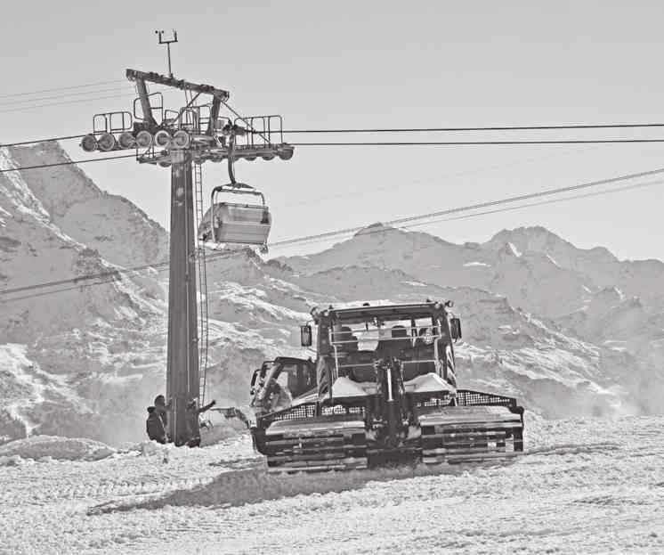 Donnerstag, 26. November 2015 3 Genug Schnee nur dank dem Naturspeichersee Der aufwendige Bau im Skigebiet macht sich jetzt schon bezahlt Es ist zwar kalt, doch Schnee liegt im Tal trotzdem keiner.
