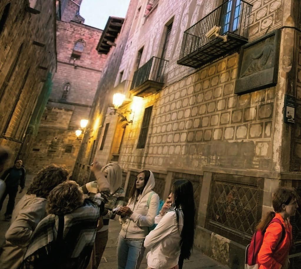 BARRI GÒTIC Das Barri Gòtic ist das Herz des mittelalterlichen Barcelona und besteht aus verschiedenen Bezirken, darunter das alte jüdische Viertel, das im Mittelalter durch Mauern abgetrennt war.