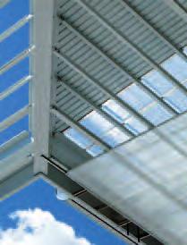 Der Dachrand auf der Innenseite wird auf einer Breite von rund 8 m mit Mehrstegplatten aus Polycarbonat transparent gehalten, um harten Schattenwurf auf dem Spielfeld zu vermeiden.