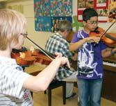 In Eltern-Kind-Kursen, dem Musikgarten, erhalten Kinder und Eltern vielfältige Anregungen, um sich gemeinsam musikalisch zu beschäftigen.
