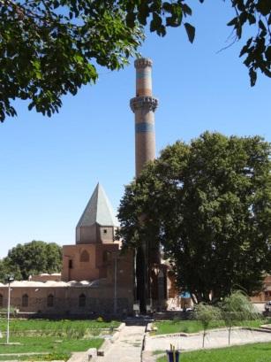 Morgens fangen Sie mit der Besichtigung des Palastes der 40 Säulen, den Tschehel Sotun an, weiter geht es mit dem Meydan Imam, dem Ali Qapu, der Imam Moschee und der Lotfollah Moschee.