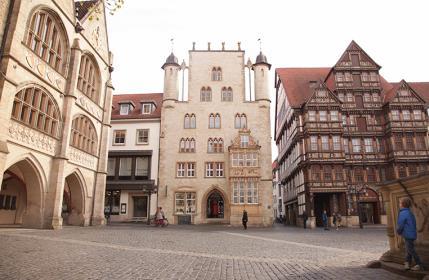 Schließlich ist Hildesheim berühmt für seine UNESCO-Kirchen und die religiöse Kunst der Romanik im Heiligen Römischen Reich. Boris Böcker Hildesheim als Welterbestadt Der Mariendom und St.