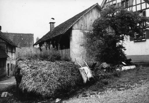 Das Mühlegebäude Abb. 19: Ehemaliger Schweinestall (1880) mit Miststock, vor 1968. Abb. 20: Umgebauter Schweinestall heute, mit altem Dorfbrunnen (1772).