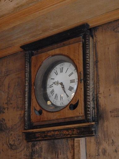 5 Zur Architektur und Ausstattung Abb. 27: Doppelgesichtige Uhr von Melchior Brunner (1797) stubenseitig. Abb. 28: Pendelkasten und umseitiges Zifferblatt der gleichen Uhr im angrenzenden Raum.
