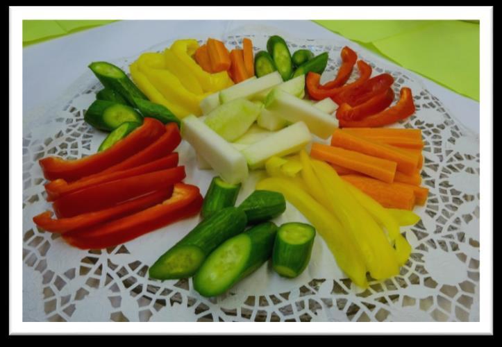 Zum Servieren auf Zahnstocher stecken. Gemüse mit Dip Gemischtes Gemüse nach Geschmack Crème Fraiche mit Kräutern Zubereitung: 1.