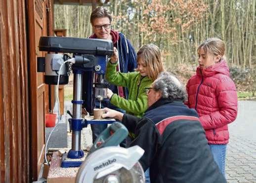 Nr. 12, 21. März 2018 nzeigenblatt 5 Kinder der Waldschule bauen beim gemeinsamen Projekt mit dem Nabu Groß-Zimmern Insektenhotels in Zuhause für Bienen, Wespen und Co.