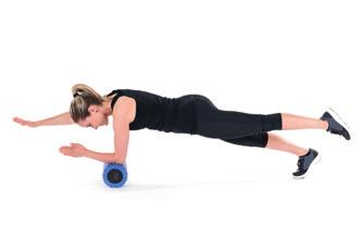 KRÄFTIGUNG Unterarmstütz oder Plank (Rumpf, Schulter, Po) Stützen Sie sich mit den Unterarmen auf die THERMOFIT 3-1 Vibrationsrolle ab.