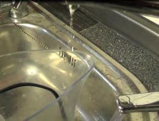 Durch kurzes Anwärmen des einen Schlauchendes in kochendem Wasser machen Sie das Material weich. 2. Nun stülpen Sie das weiche Schlauchende über den unteren Auslauf des Doppelauslaufhahnes.