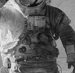 2/2016 Bei Apollo 12 gibt es eine Szene, wo der Astronaut Pete Conrad von seinem Kollegen Alan Bean frontal fotografiert wird. Eigentlich ein schönes Foto.