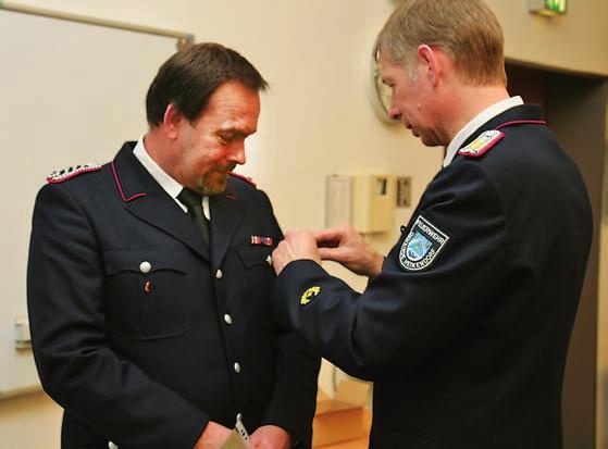 Februar 2016. Auf dem Bild rechts daneben Brandmeister Karsten Wallath und der Leiter der Polizeistation Heikendorf, Matthias Trapp.