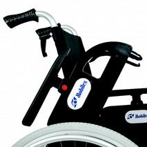Die 8" Lenkräder sind in einer rotierenden Gabel montiert und ermöglichen eine Lenkung des Rollstuhls in alle Richtungen 7.