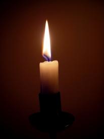 Entzünde eine Kerze Entzünde eine Kerze sprich ein Gebet, wenn du kannst, oder denke an jemanden, der Gottes Licht in seinem Leben nötig hat.