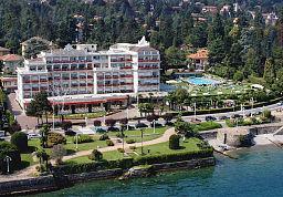 Dieses 4-Sterne-Hotel befindet sich inmitten von gepflegten Gärten, von denen Sie einen wundervollen Blick auf den Lago Maggiore und die Borromäischen Inseln am Fuße der Alpen haben.