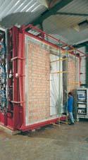 Im Brandhaus unseres Labors messen hochempfindliche Geräte exakt die thermische Belastbarkeit.