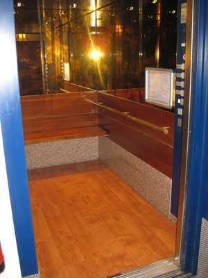 0) Aufzug im Foyer an der Rezeption Aufzugkabine und die horizontal angeordneten Bedienelemente Ein abgehender Notruf im Aufzug wird akustisch