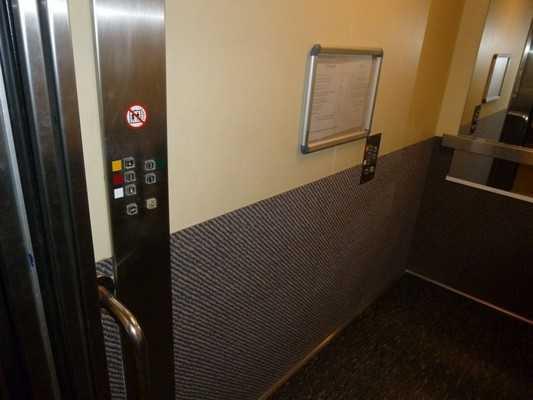 Anmerkungen für den Gast: Sitzbank im Aufzug vorhanden.