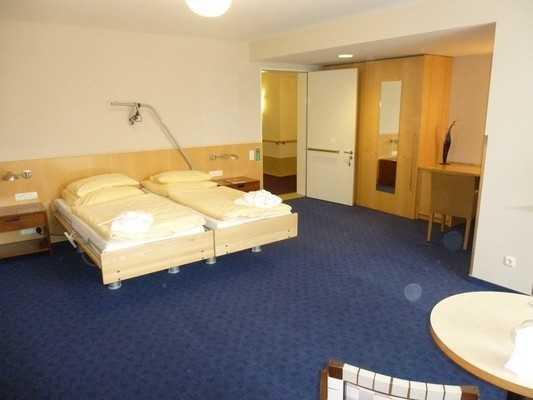 Zimmertyp: Einzelzimmer Zimmer 351 Zu sehen ist das Bett, der Schrank, Nachttische im Zimmer 351.