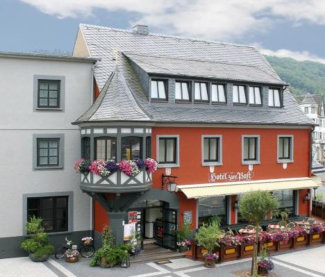 Herzlich Willkommen in Waldbreitbach`s guter Stube Tradition und Moderne Das heutige Hotel Zur Post ist nachweislich seit 1777 "Waldbreitbach`s Gute Stube" und somit über Jahrhunderte ein Ort, wo