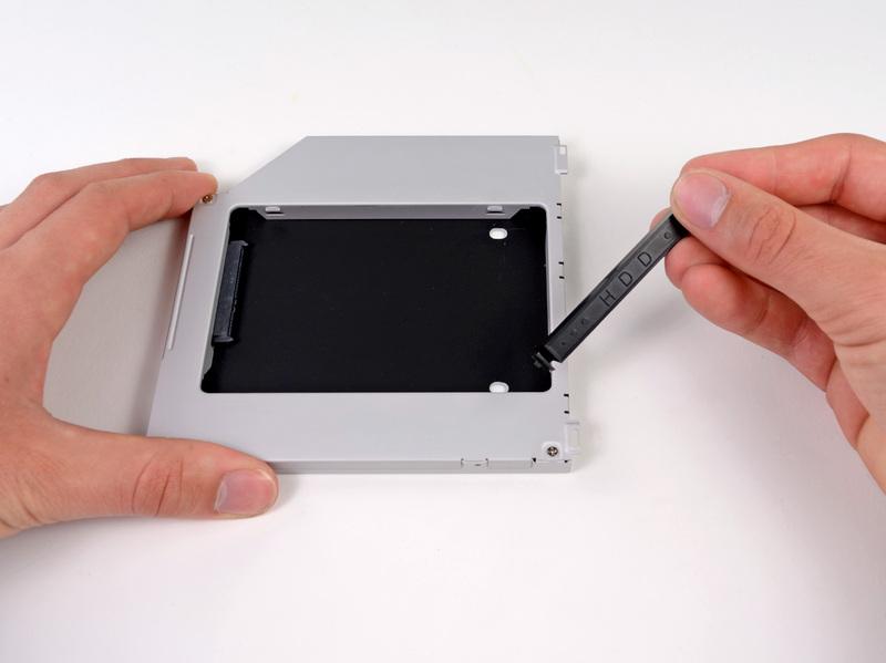 Schritt 16 Duale Festplatte Entferne den Abstandhalter aus Plastik aus dem Gehäuse