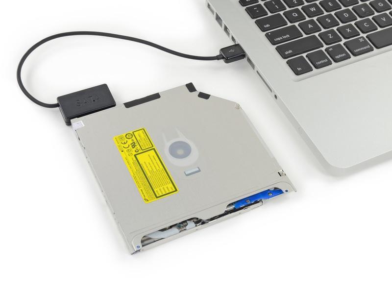 Stecke den USB Anschluss in deinen Laptop und das Laufwerk ist bereit zur Verwendung.