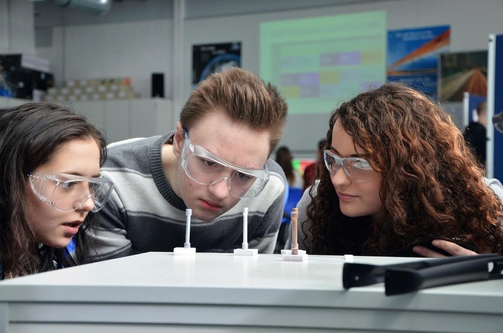 Berufsfelderkundung Weltraum Seit November 2016 bietet das DLR_School_Lab TU Dortmund einen Berufsfelderkundungstag Weltraum für technikinteressierte Schülerinnen und Schüler der Klasse 8 an.