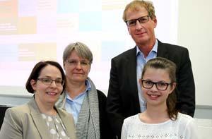 DLR_School_Lab an der TU Dortmund begrüßt den 10.000sten Gast Eine Schülerin aus Aplerbeck besuchte im Juni als 10.000ste Teilnehmerin das DLR_School_Lab der TU Dortmund.
