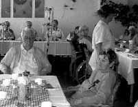 Am Nachmittag trafen sich über 60 Senioren aus Ellrich, Woffleben, Appenrode und Rothesütte zum Weinfest im Dorfgemeinschaftshaus Woffleben.