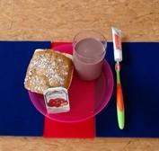 Beispiel Wer mag erzählen, was er zuhause frühstückt. Ein Schüler berichtet von seinem Frühstück zuhause. Wer möchte, kann zu Hause zum Frühstück gerne etwas Süßes essen.
